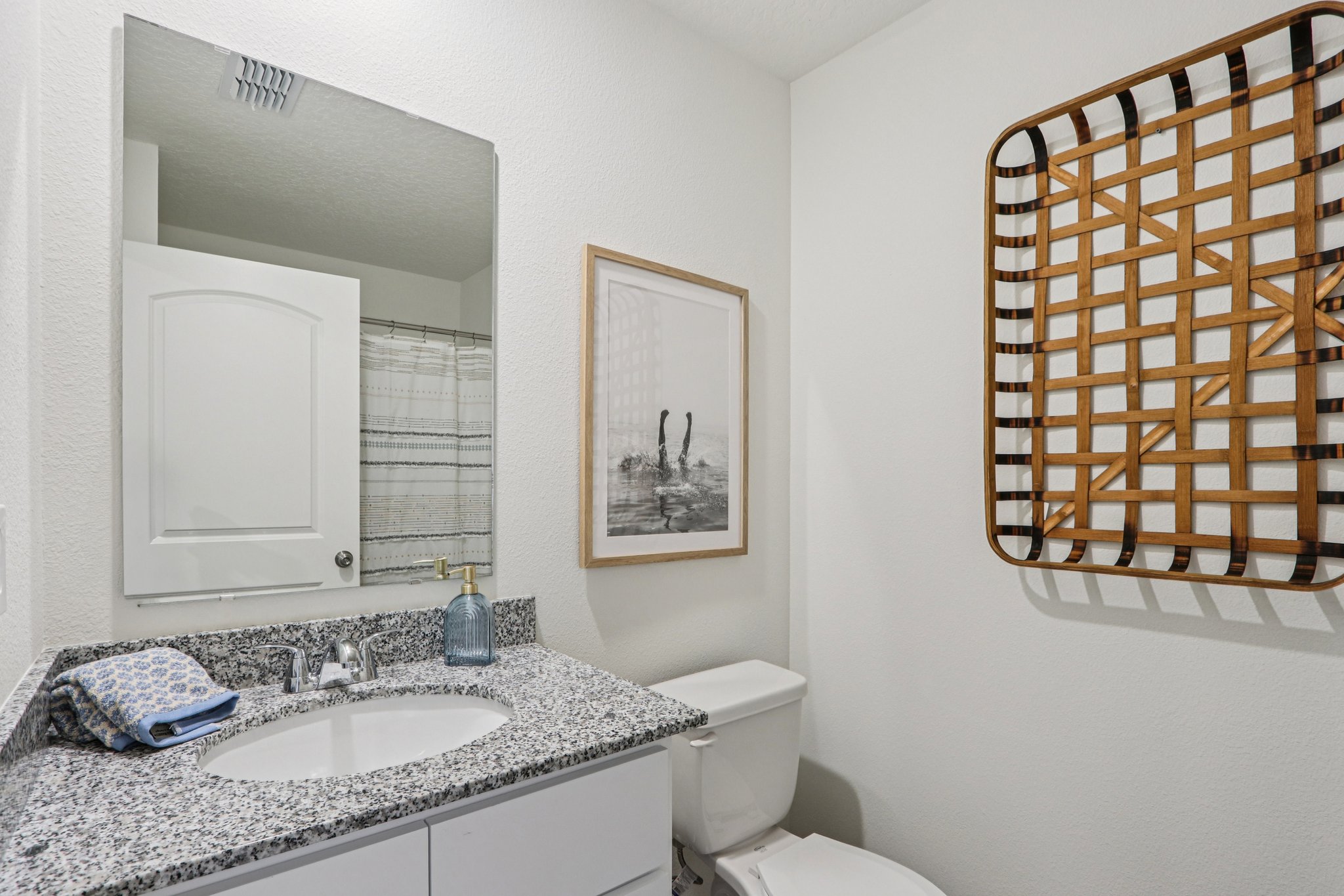 A bathroom with a sink and a mirror.